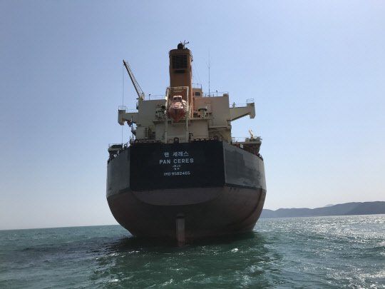 2일 출항을 준비하는 '팬세레스'호.<팬오션 제공>